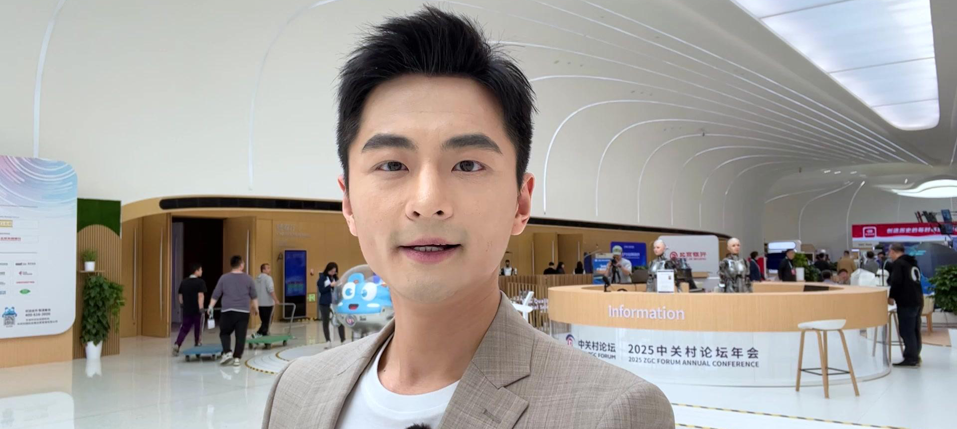 人形機(jī)器人“組團(tuán)”出道 科技辦會(huì)含“AI”量十足